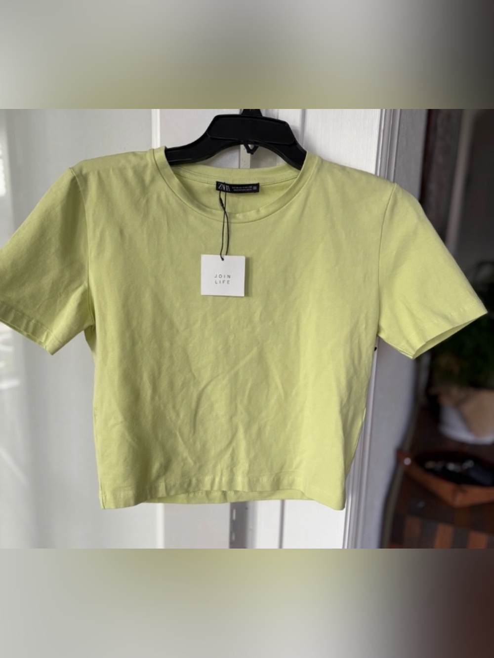 Zara Women’s Lime Green Cropped Crewneck Tee 🚧.Under Construction 😁♥️.